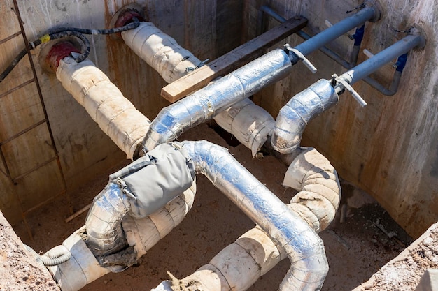 Verlegung von unterirdischen Rohren in Betonkammer Installation einer Wasserleitung auf der Baustelle Bau von Regengruben Abwasserventil Sanitärsystem und Pumpstation