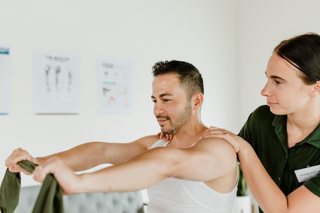 Verletzter Mann mit Physiotherapeut