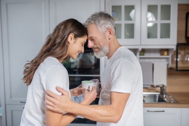 Verliebt. Mann und Frau umarmen sich beim Kaffee