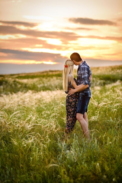 Verliebtes blondes Mädchen und Kerl im Gras