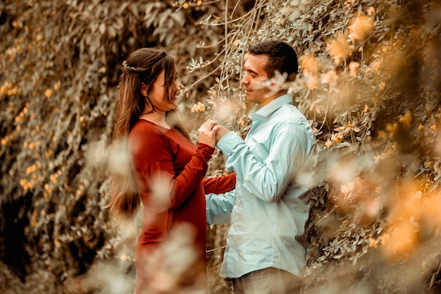 Verliebtes Hochzeitspaar in einem verliebten Park