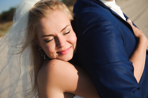 Verliebtes Paar am Strand an ihrem Hochzeitstag.