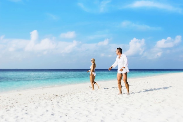 Verliebtes Paar am Strand Hochzeit auf den Malediven