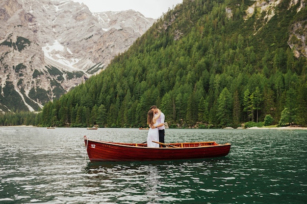 Verliebtes Paar auf dem Boot am Lago Di Braies, Dolomiten Alpen.