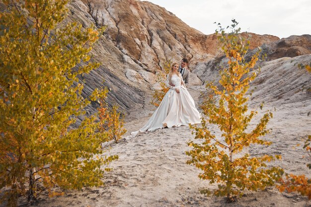 verliebtes Paar auf fabelhafter Landschaft, Hochzeit in der Natur, Liebeskuss und Umarmung