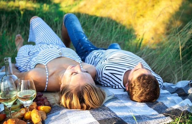 Verliebtes Paar bei einem Picknick im Park. Natur. Selektiver Fokus