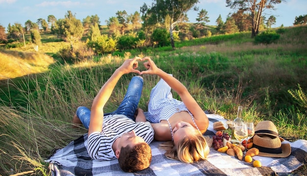 Verliebtes Paar bei einem Picknick im Park Selektiver Fokus