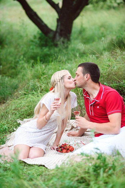 Verliebtes Paar bei einem Picknick in einem Park mit grünem Gras