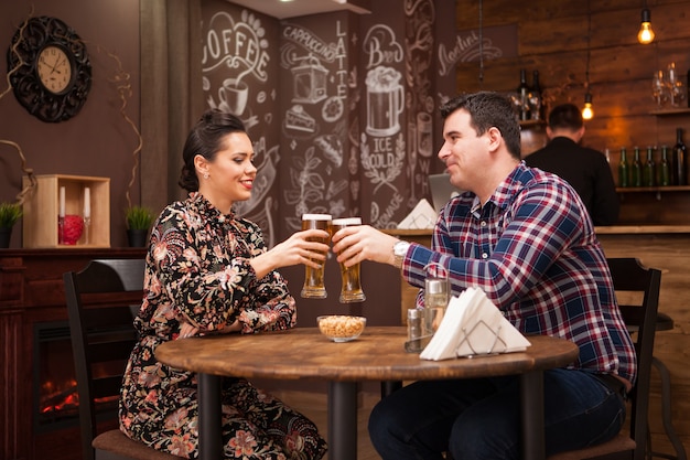 Verliebtes Paar beim Date, das Bier trinkt und eine gute Zeit hat. Schönes Paar.