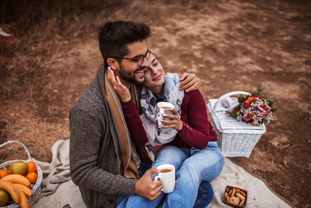Verliebtes Paar beim Picknick im Herbst.