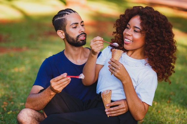 Verliebtes Paar, das Eis im Park isst