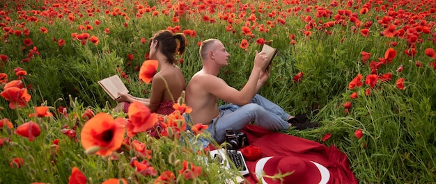 Verliebtes Paar Frühlingsbanner Inspiration aus der Natur Frühlingspaar auf Mohnfeld Liebhaber in Blumen