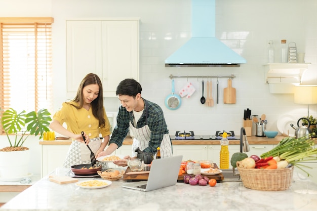 Foto verliebtes paar hilft beim kochen in einer romantischen atmosphäre