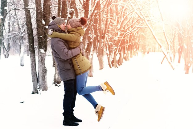 Verliebtes Paar im Freien Winter