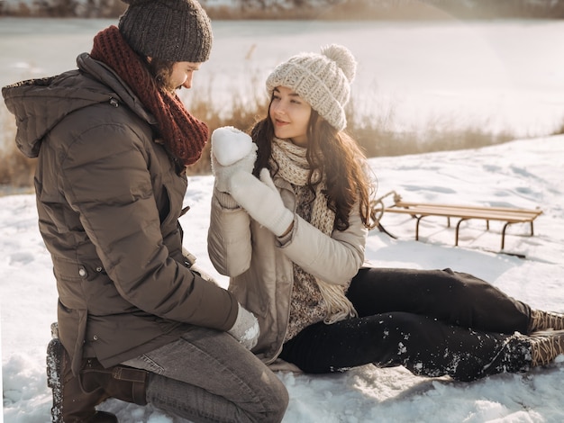 Verliebtes Paar im Winter im Freien