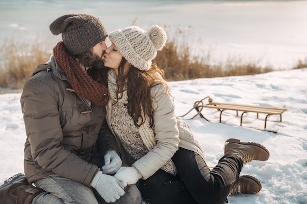 Verliebtes Paar im Winter im Freien