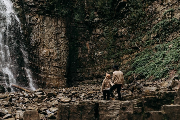 Verliebtes Paar in den Bergen war ein Wasserfall