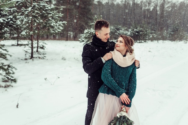 Verliebtes Paar in der Wintersaison