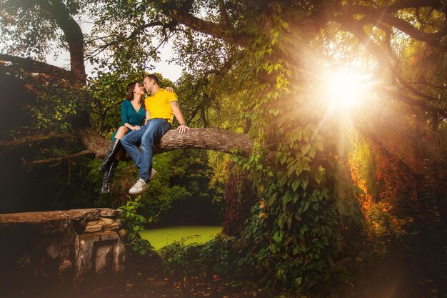 Verliebtes Paar Mann und Frau im farbenfrohen fantastischen Herbstwald