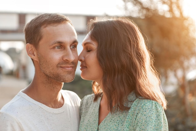 Verliebtes Paar umarmt. Mann und Frau lächeln. Valentinstag