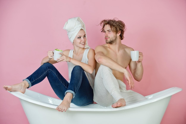 Verliebtes Paar von Mann und Frau in der Badewanne