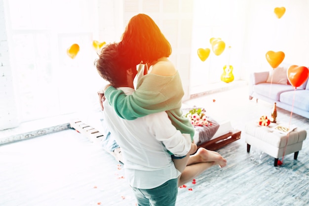 Verliebtes Pärchen. Stilvoller schöner Mann und Frau tanzt im Schlafzimmer mit romantischem Hintergrund