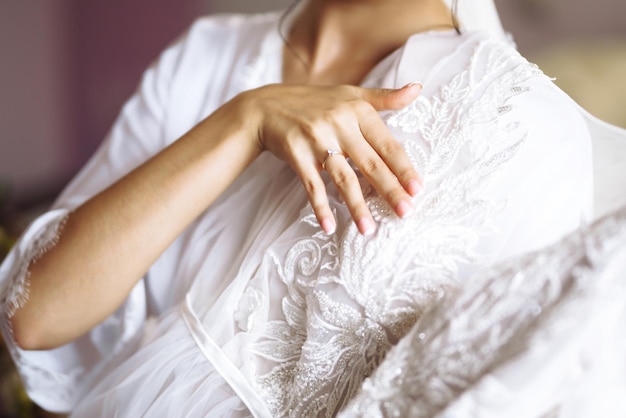 Verlobungsring am Finger der Braut Hochzeit und Ehe-Konzept Hände der Braut mit netter Maniküre