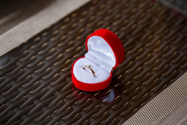 Verlobungsring aus Gold in einer roten Box