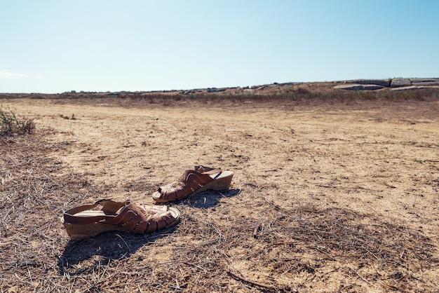 Foto verlorene alte damensandalen aus leder