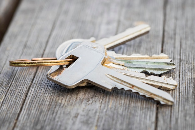 Verlorene Schlüssel zum Haus liegen auf einer Holzbank. Nahaufnahme. Foto in hoher Qualität