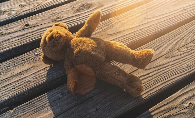 Verlorener Teddybär, der auf einer Promenade liegt