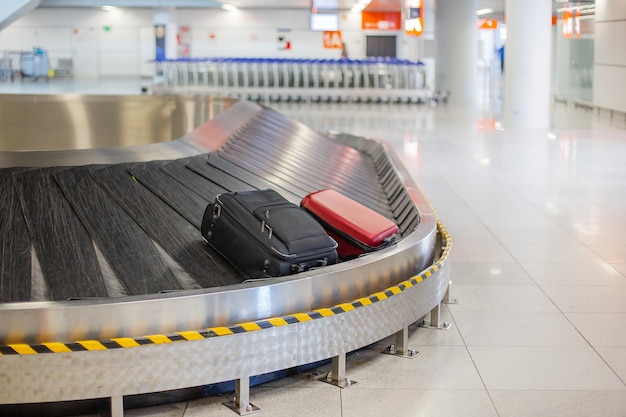 Verlorenes Gepäck am Flughafen Gepäcksortierung Gepäck auf Förderband am Flughafen