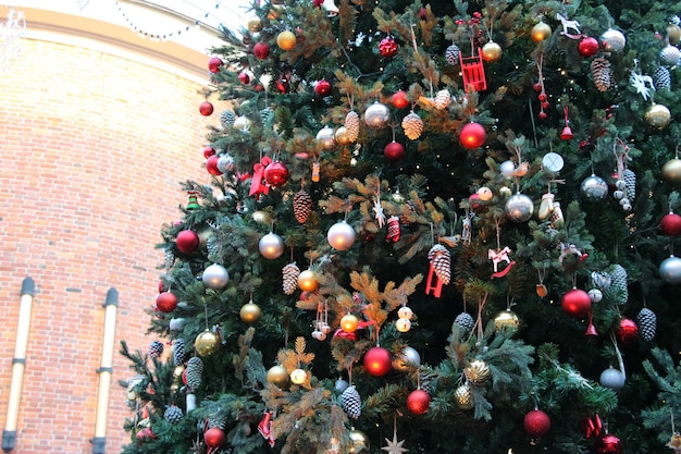 Verlust eines Weihnachtsbaumes mit Lichtern und Spielzeug auf weißem Hintergrund