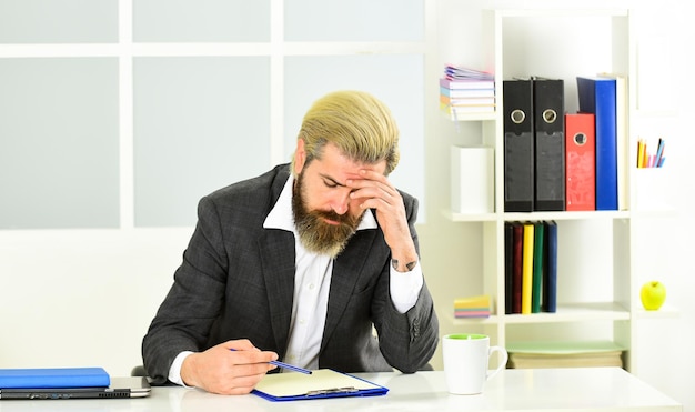 Foto verlustverhütungsplan wirtschaftskrise aktienmarkt und konjunkturzyklen mann bärtiger manager formaler anzug sitzen büro wertpapiere wie aktien, anleihen und investmentfonds krisenkonzept