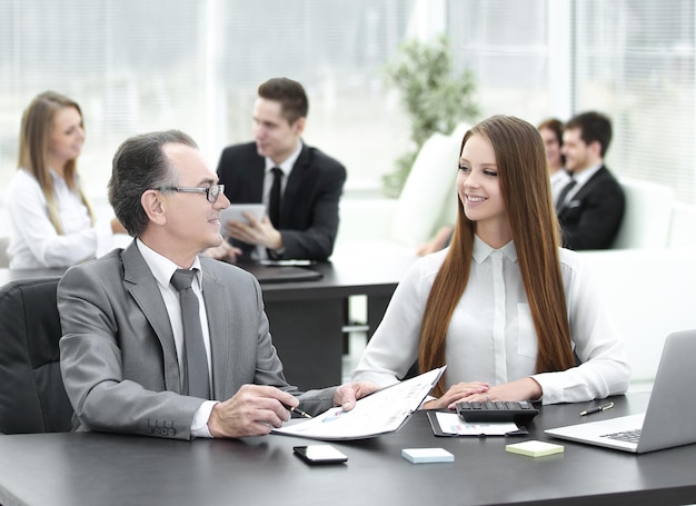 Vermarkter und Teammanager arbeiten mit Papierkarten