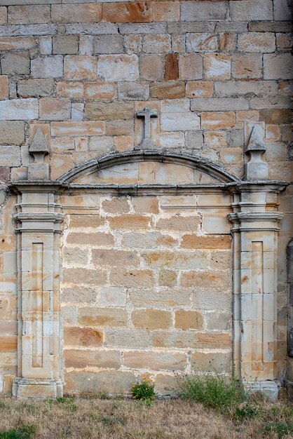 Vermauerte Tür in der Kirche Mariä Himmelfahrt in Villamonico Cantabria