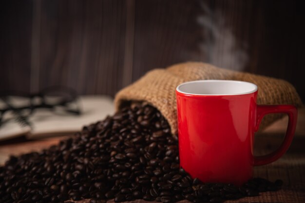 Vermelha xícara de café com grãos de café