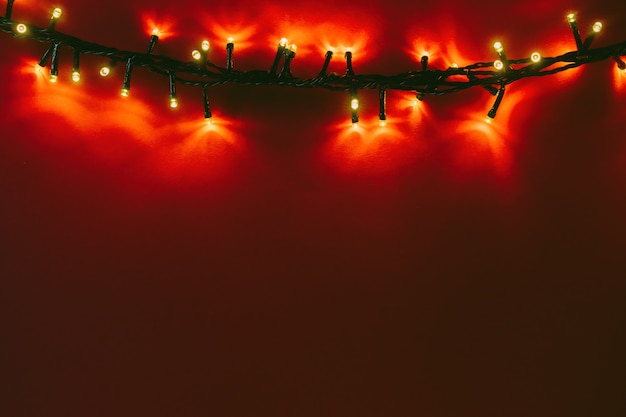 Vermelho com luzes iluminadas de festão