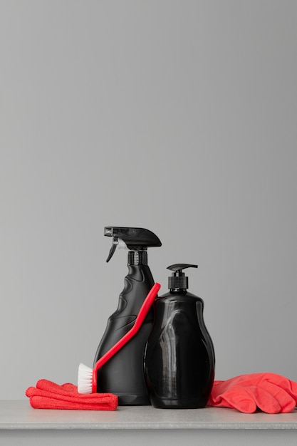 Vermelho e preto conjunto de ferramentas e ferramentas para limpar a cozinha.