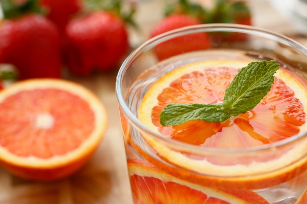 Vermelho laranja soco caseira cocktail closeup