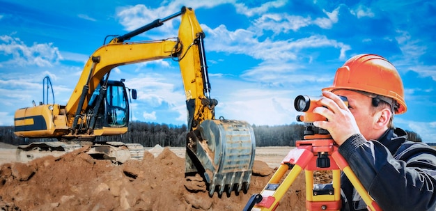 Vermessungsausrüstung Vermessungsinstrument auf der Baustelle oder Vermessung zur Erstellung von Konturplänen Landstart Bauarbeiten Bagger und Erdarbeiten