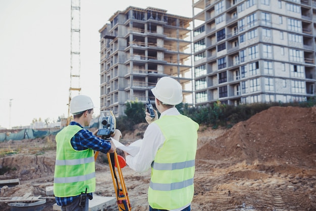 Vermessungsingenieur auf der Baustelle