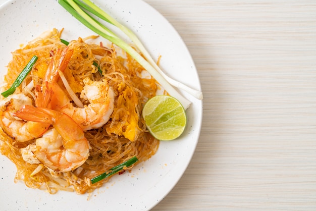 Vermicelli Pad Thai o fideos salteados tailandeses con camarones - estilo de comida tailandesa