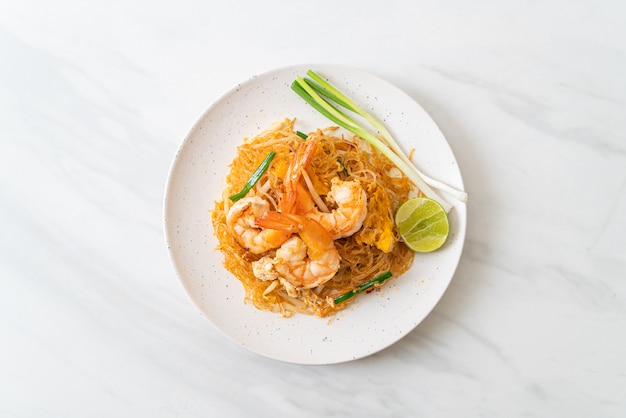 Vermicelli Pad Thai o Thai fideos salteados con camarones, estilo de comida tailandesa