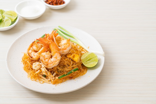 Vermicelli Pad Thai oder Thai gebratene Fadennudeln mit Garnelen nach thailändischer Art