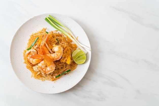 Vermicelli Pad Thai oder Thai gebratene Fadennudeln mit Garnelen umrühren