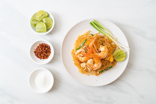 Vermicelli Pad Thai oder Thai gebratene Fadennudeln mit Garnelen umrühren