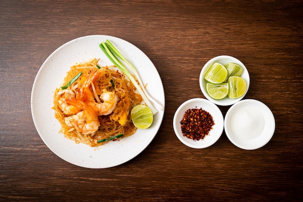 Vermicelli Pad Thai oder Thai gebratene Fadennudeln mit Garnelen umrühren