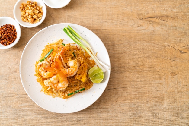 Vermicelli Pad Thai oder Thai gebratene Fadennudeln mit Garnelen umrühren