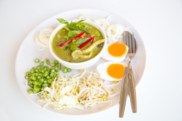 Vermicelli y pollo al curry verde estilo comida tailandesa en la mesa